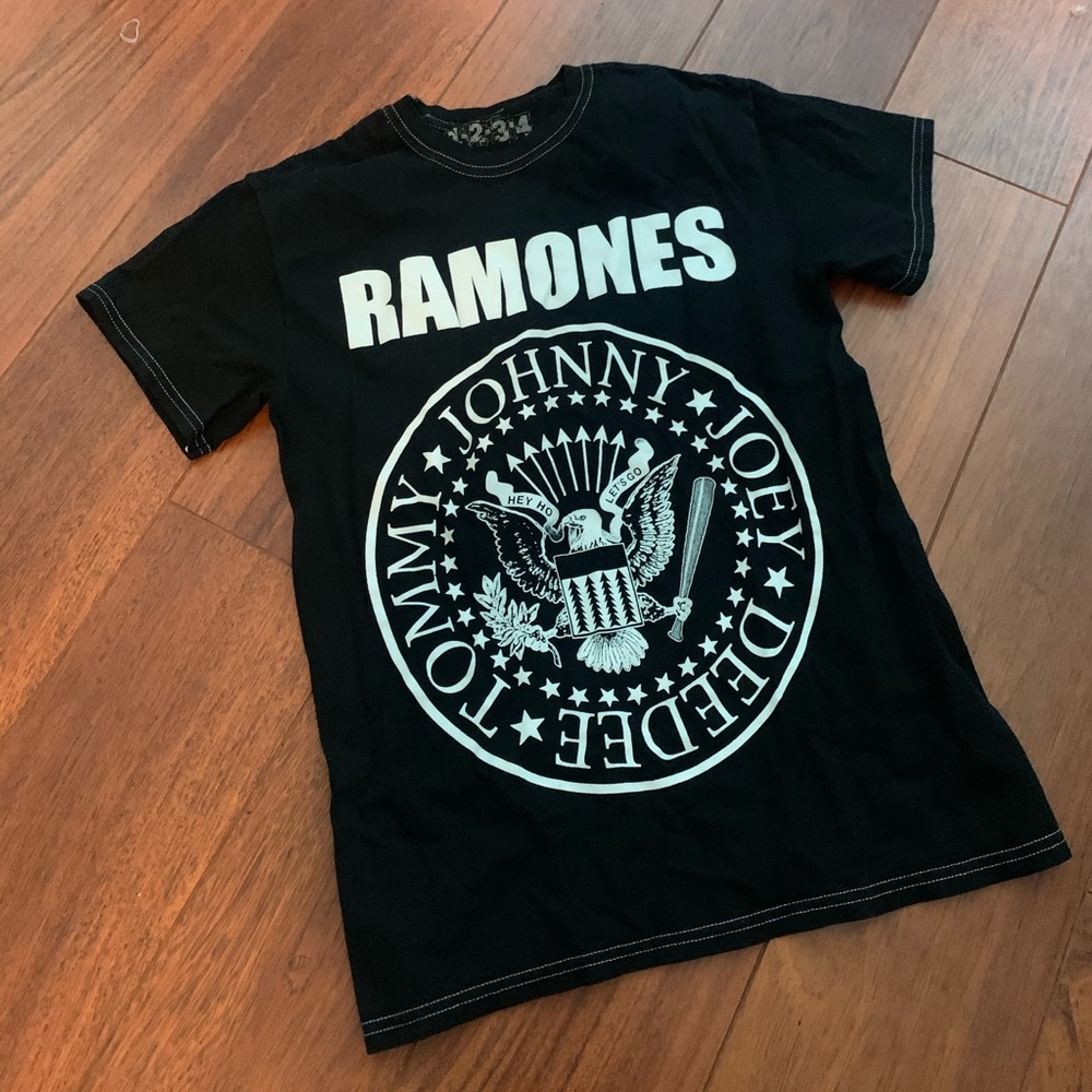 graphic tee • size small